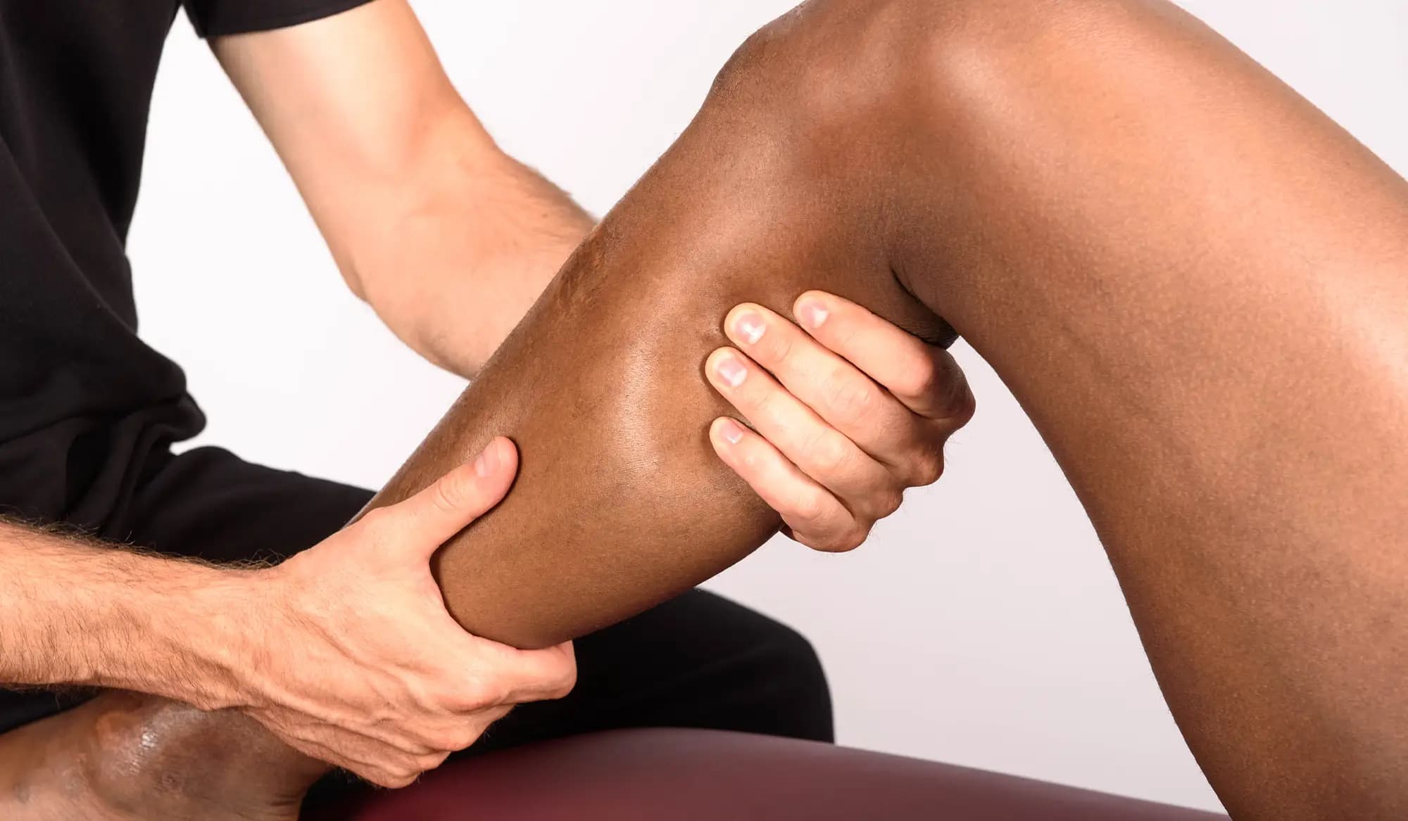 operatore che massaggia atleta